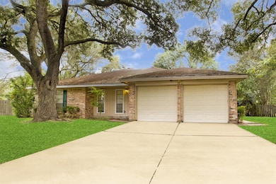 1723 Redwood Cir, Alvin, TX 77511 - photo 2