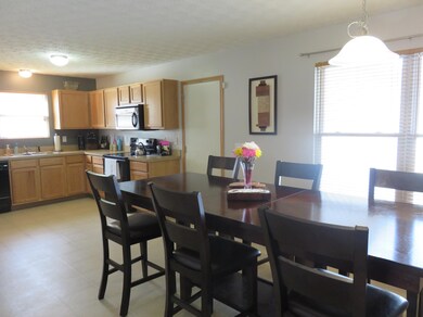 KITCHEN/DINING