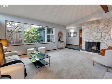 Living Room/Entrance
