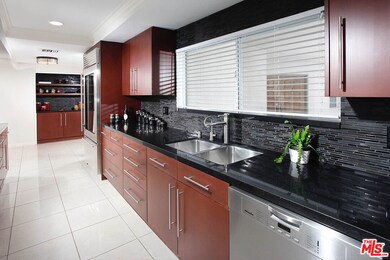 Gourmet Kitchen with Breakfast Area
