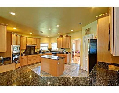 Kitchen. Granite counters,stainless appliances, ce