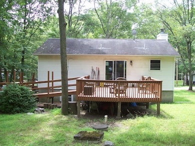 139 Davis Cir, Bushkill, PA 18324 - photo 2