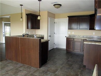 Kitchen w/Lots of Counter & Cabinets, Stainless GE Appliances