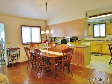 SPACIOUS DINING AREA