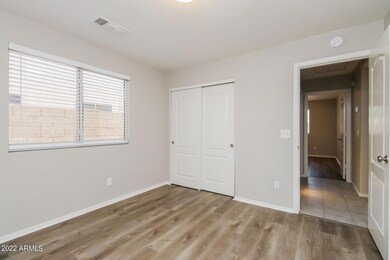 011-photo-bedroom-11387358