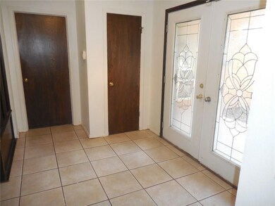 12013 Camelot Ct, Oklahoma City, OK 73120 - photo 2