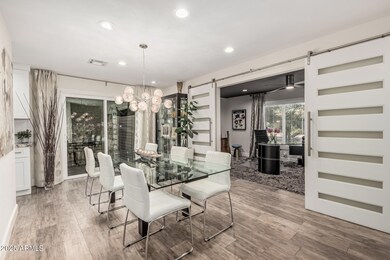 ENTRY/DINING ROOM