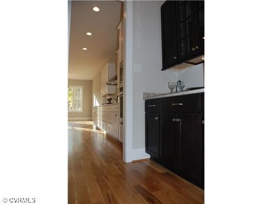 Kitchen - GREAT WET-BAR  BETWEEN KITCHEN AND DININ
