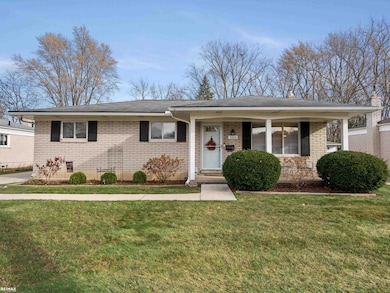 30160 Manor Dr, Madison Heights, MI 48071 - photo 2