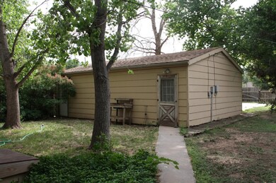 911 S Harrison St, Hugoton, KS 67951 - photo 3