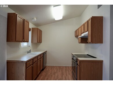 838 Hazelnut Ln, Springfield, OR 97478 - photo 7