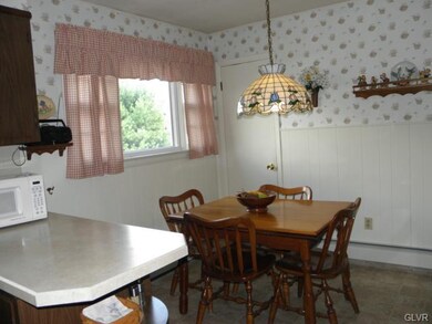 Eat in kitchen area with panoramic view