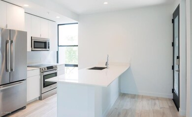 04_artHAUS_D unit kitchen