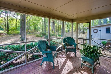 Charming & Private Screened in Porch!