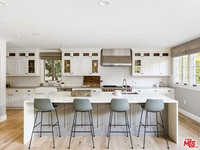 Kitchen /Breakfast Bar
