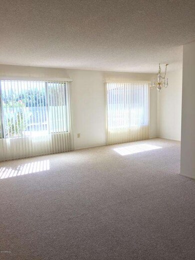 LIVINGROOM/DINING ROOM