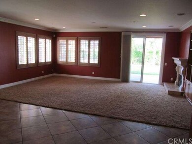 Huge Family room with cozy fireplace, Built-In ent