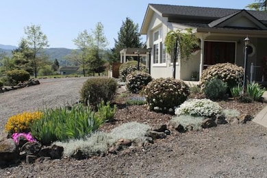 935 Old Stage Rd, Central Point, OR 97502 - photo 3