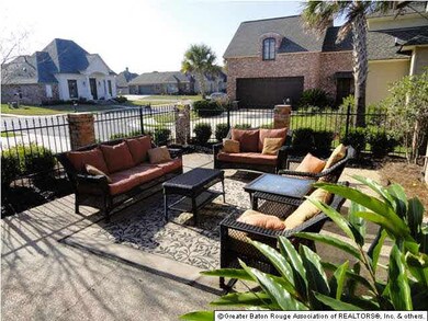 Private front courtyard patio