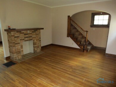 Living Room w/Hardwood Floors