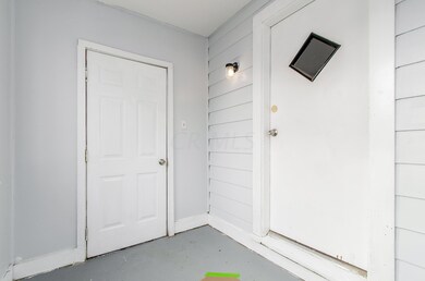 ENTRY/3 SEASON ROOM