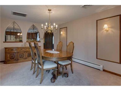 Dining Room. Extra large Dining Room.