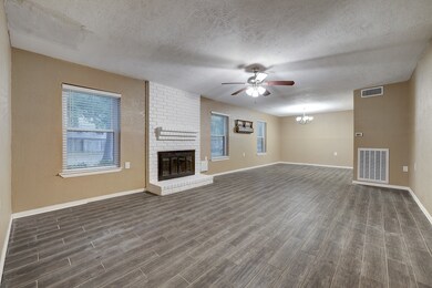 7011 Oak Bough Dr, Houston, TX 77088 - photo 4