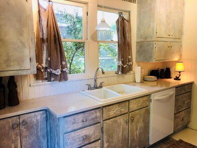 306 Cottonwood St, Fredericksburg, TX 78624 - photo 7