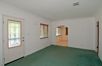 Entry/Living room