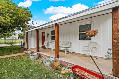 701 W Ball St, Weatherford, TX 76086 - photo 4