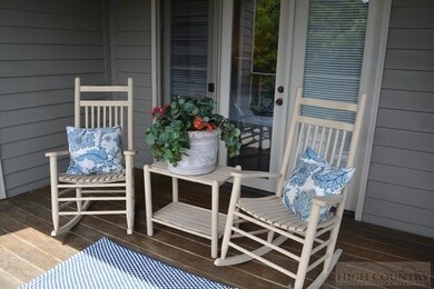 Covered  Porch facing the Mountains!