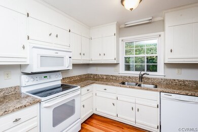 EAT-IN KITCHEN W/ GRANITE COUNTER-TOPS, PANTRY, SK