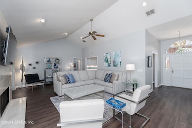 421 Holiday Hill Cir E, Jacksonville, FL 32216 - photo 4