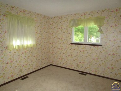 3322 SW Eveningside Dr, Topeka, KS 66614 - photo 6