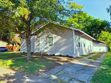 220 W Wardville St, Cleburne, TX 76033 - photo 2