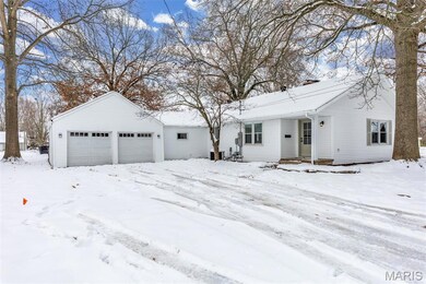 902 S Hackman St, Staunton, IL 62088 - photo 3
