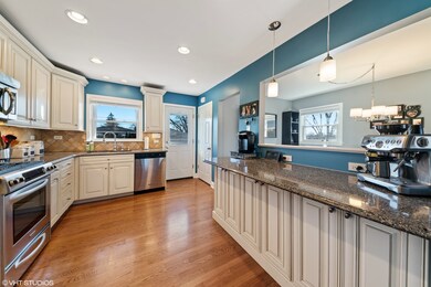 679 N Howard Ave, Elmhurst, IL 60126 - photo 2