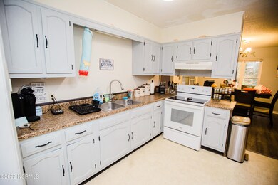 209 Warren Ct, Jacksonville, NC 28546 - photo 6