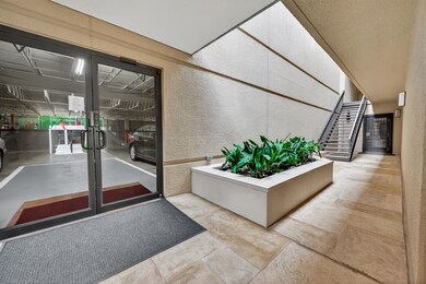 The St. James unit T22, Houston, TX 77056 - photo 2