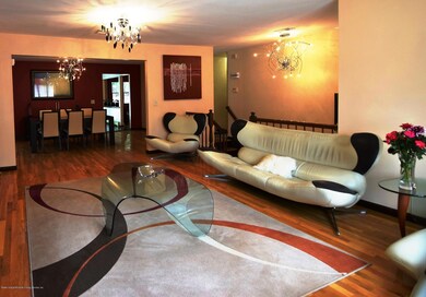 (5) Living Room