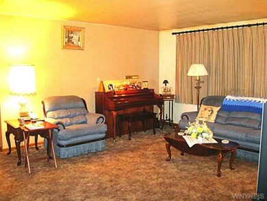 Living Room. Possible hardwd. floors under carpeti