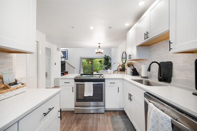 Kitchen with appliances with stainless steel fini