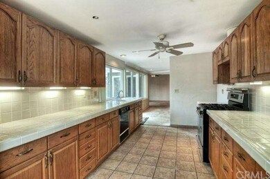 What a great kitchen!  Can't you see yourself cook