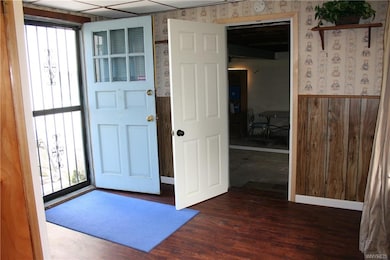 Welcoming Breezeway/Spare room with entry to garag