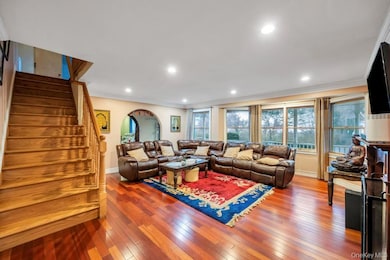 277 Clocks Blvd, Massapequa, NY 11758 - photo 7