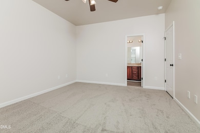 008-photo-primary-bedroom-14850531