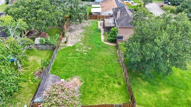 4800 Heathrow Ln, Alvin, TX 77511 - photo 2