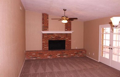 Familyroom_Fireplace