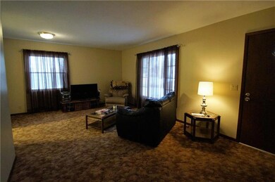 520 E 6th St S, Newton, IA 50208 - photo 2