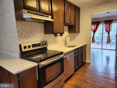 10256 Fern Pool Ct, Burke, VA 22015 - photo 4